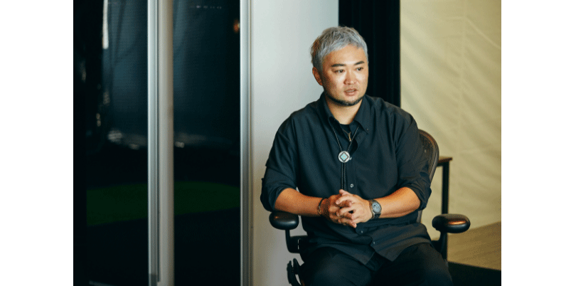 「風や地面の傾斜を計算し、コンディションと相談しながら14本のクラブから選択しプレーする。ゴルフは本当に難しい。だからこそ、これ！という自分の主軸となる理論は作った方がよくて、それがないと上達しません。だからとにかく勉強しました。日本では海外の理論を主な教材としていますが、そもそもアメリカ英語の理論を日本語に直訳したものなのでその本質を捉えることは難しい。だから、何も教材にせずひたすら学んではトライを繰り返しましたね」。