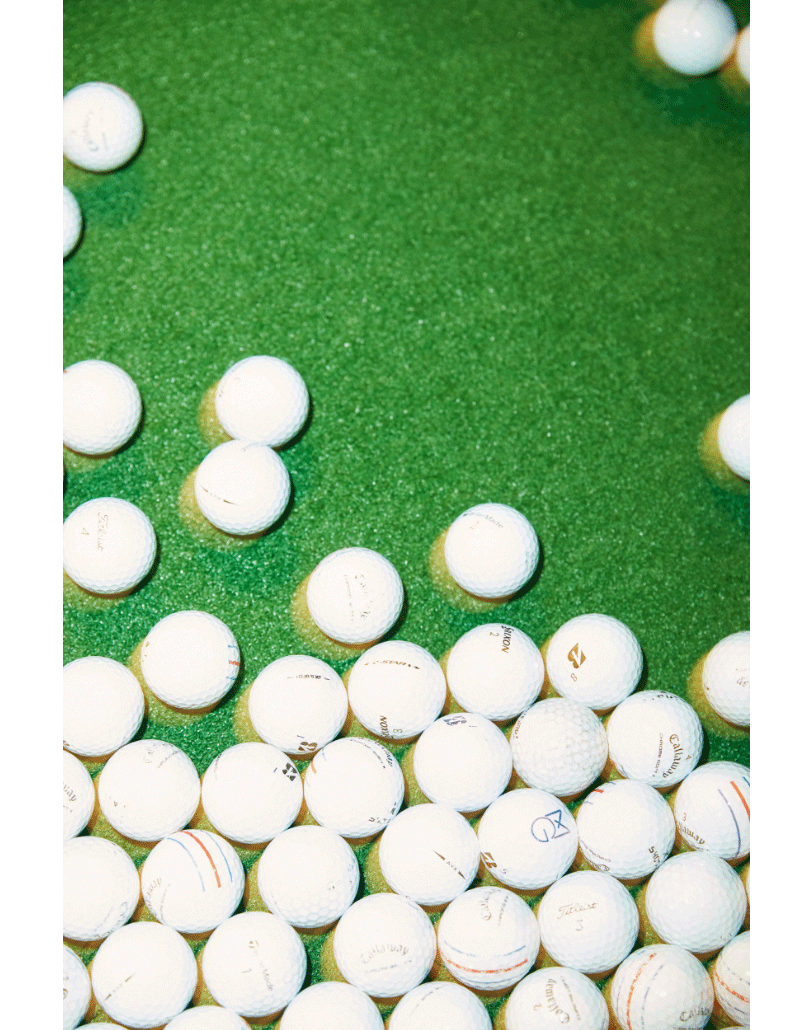 しかも、浦氏の場合は学んだ分野が幅広い。プレーに関与する肉体的、精神的な分野はもちろん、道具や芝の特性に至るまで、ゴルフレベルの向上に関わるありとあらゆる分野をフォローしています。 「きっと釣りのプロや自転車のプロに愛用する道具について話を振ると特性や強みを論理立てて説明できるでしょう。ただ、ゴルフのプロは基本、メーカーから支給されたクラブについて深くまで理解している人は多くありません。また、コースの芝も知っているのと知らないのとでは差が出ます。大きく分けて高麗芝とベント芝の２種類があり、前者は茎のひとつひとつが強いためボールが地面から浮いた状態になりやすい。片や後者は、柔らかく細いためフェアウェイであっても重さでボールが沈み込みます」。