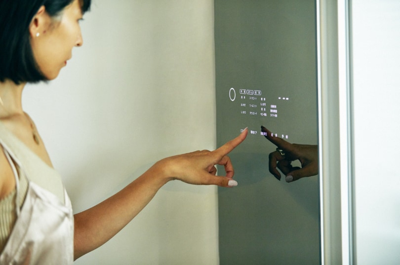 「うちには猫がいるので、動物臭がどうしても服についてしまいます。迷惑をかけるほどではないと思いますが、中には気にされる方もいる。やっぱりLG Stylerがあると便利ですね。洋服以外であればエプロン。以前作った料理の残り香が付いている時もありますから、やはり気は遣いますよね。せっかく目の前の料理に香りづけを施しても、前の料理の匂いが付いてしまっては台無しなので」。