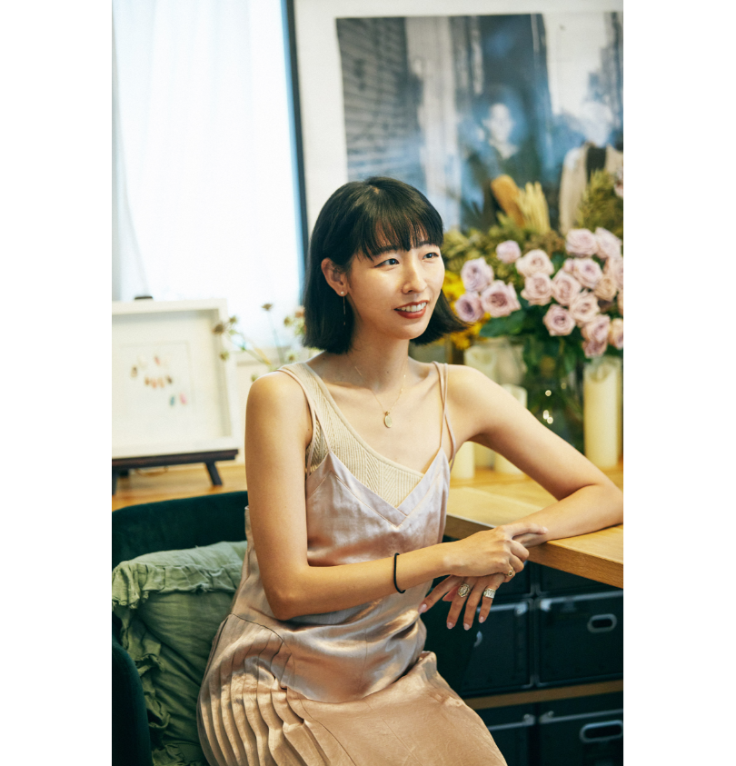 「若い時は奇抜であれば奇抜であるほど良かったし、バンドマンだったんでやっぱりロックバンドからインスピレーションを受けることが多かったですよね。今は、地球環境やサスティナビリティをより深く考えるようになりましたし、それに伴い良いモノを長く着たいという視点から選ぶようになりました。となると、中にはケアが難しい素材も出てくる。