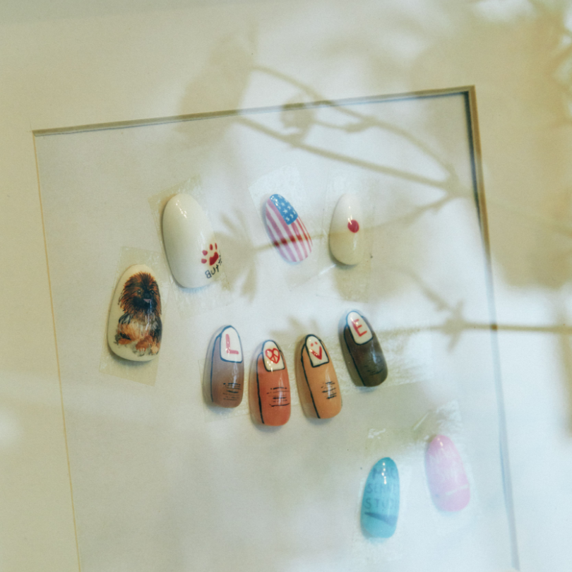 有言実行。今やHana4さんは独自性の高いネイルアーティストとして注目を集め、さらにはネイルの世界を飛び越えたアートの世界でも活躍するように。そんなHana4さんにきく、ネイルの魅力とは？ 「私の場合のネイルは、アートとして表現する場合と、対面でお客様の手に施す場合の２通りがあります。前者の場合はピュアな自己表現ができるし横の広がりがとても広い。つまり描くのは爪じゃなく、紙でもコップでも鏡でもなんでもいいんです。ネイルアートのスキルって実はいろんなものに応用できる面白さがあるんです」