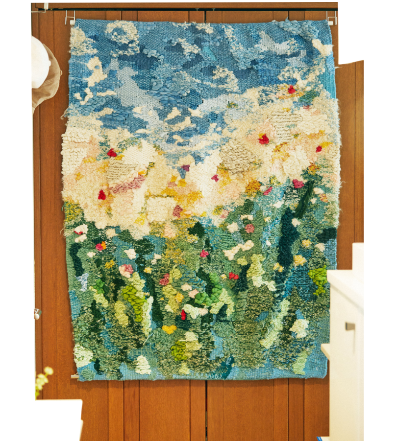 Hana4さんが手がけたタペストリー。糸を染め、手織りで仕上げている。この状態では空と山だが、逆さまにすると山と海になる。