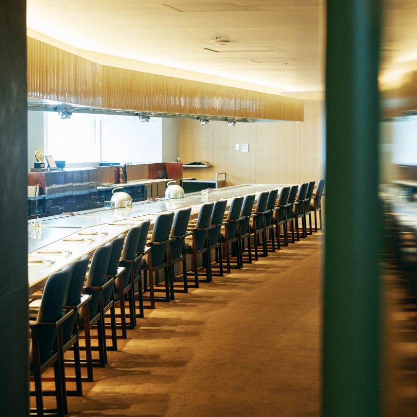 最高級のステーキがいただける鉄板焼きレストランがある。訪れたのはハイエンドなホテル“ザ・ペニンシュラ東京”の５F、“日比谷 モンシェルトントン”だ。美食家たちが足繁く通うその場所は、味に空間から演出まで全てが一流。４つの個室に設置されたLG Stylerも、一歩先を行くホスピタリティの一つだ。