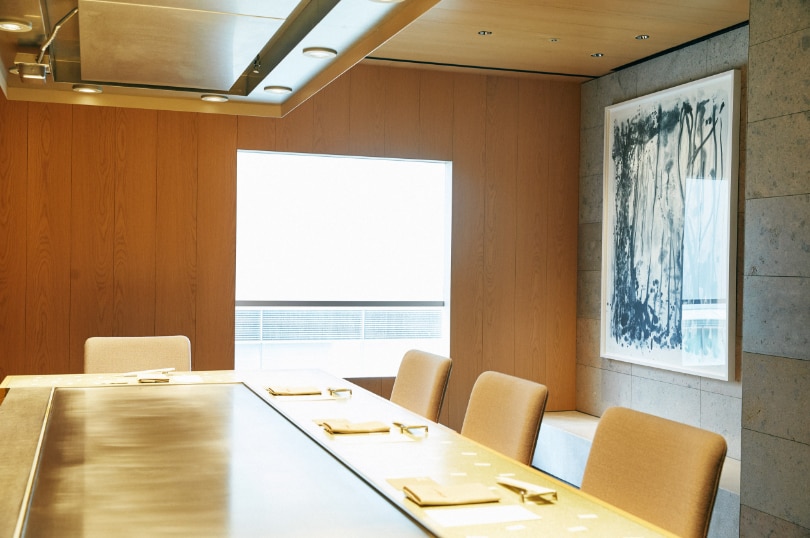 個室を彩る陶芸作品は、フィンランドのブランド“マリメッコ”でテキスタイルデザイナーを務め、現在は老舗陶器メーカー“アラビア”のアート部門で陶芸制作に取り組む石本藤尾氏のもの。