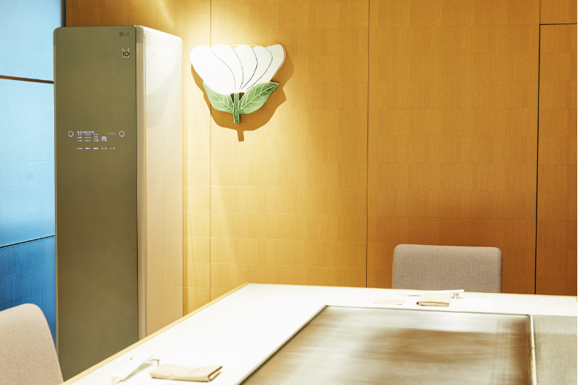 これまでクロークでお預かりしていた上着を、LG Stylerでケアしながらお過ごしいただくこともご提案できるようになりました。プラスアルファのサービスになっています」。