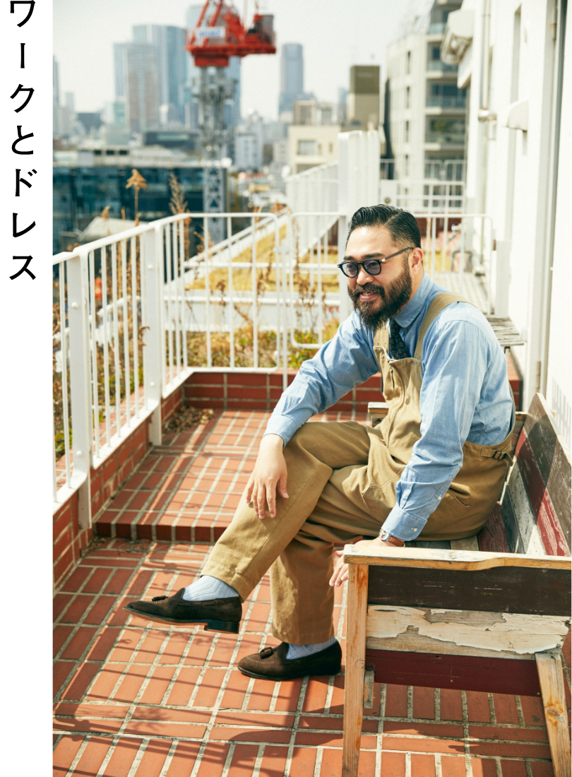 ワークテイストのオーバーオールをタイドアップとレザーシューズでカジュアルアップ