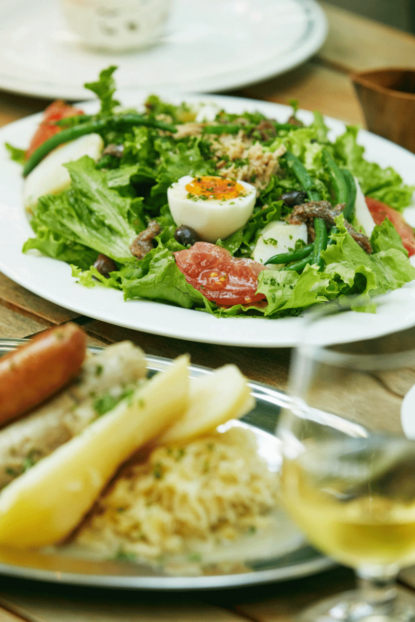 ニースサラダはビネガーとオイルのドレッシングで仕上げた、ザ・サラダとも言うべき直球の一皿。たっぷりの野菜にアンチョビやオリーブと素材の味を楽しみたい。