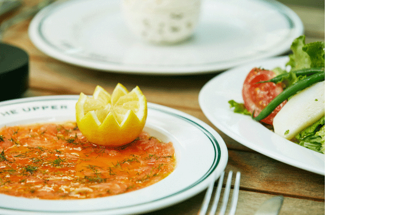 サーモンのマリネは、敷き詰められた美しい盛りに感動。口に入れるとオレンジやレモンの柑橘が爽やかに香る。