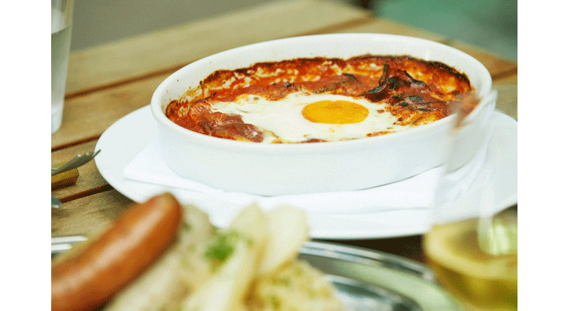 “ピペラード”はパプリカなどの野菜をトマトソースで煮込み、さらに卵を落としてオーブンで焼いて仕上げたもの。卵を崩して和えながらいただくのが楽しい。たっぷりのザワークラウトに、自家製ソーセージと豚肉に大きながじゃがいもを加えたアルザスの伝統料理、“シュークルート”もオススメだ。