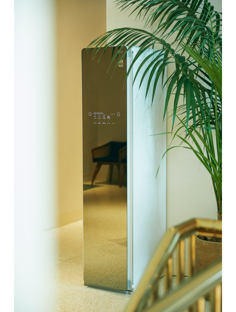 店舗のエントランスである10Fエレベーターを降りると、そのモダンな佇まいに一目で気分が上がる。受付前にはLG Stylerが設置され、決して主張し過ぎずスマートに溶け込んでいた。