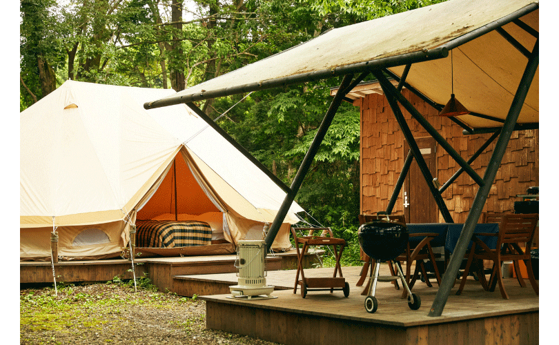 グランピングエリア内に用意されているのは5つのキャビンと3つのテント。スタイルや参加する人数に合わせて選ぶことができます。