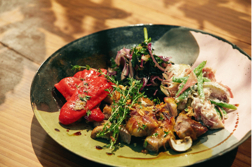 「お皿の手前に盛り付けたお肉料理は、豚の肩ロースのサフランロースソテー。カレーのスパイスにも使われるサフランの香りが食欲をそそるひと皿です。その右には、初夏にふさわしくいちじくを使用し胡麻和えを添えました。料亭などでよく見られる定番の和え物ですが、今回はカッテージチーズを入れ味をやや複雑にしていますね。その上はクレソンと紫タマネギの塩昆布マリネ。塩昆布の塩味がちょうどよくさっぱりとしたお味です」