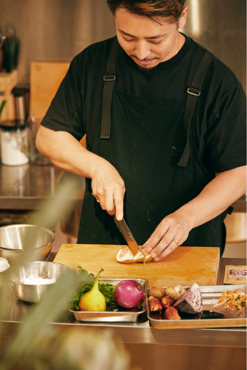 「ファッションでも、洋服を見るだけでワードローブにある服との相性はなんとなく想像できるじゃないですか。それと一緒で、料理でも黄金比、いわゆる絶対的な組み合わせが自分の中でいくつもある。そこへ旬、食感、香りを組み合わせていくイメージですかね。そうすると、だいたいその時の一番美味しいひと皿ができあがる。それはもう子供の頃からいろいろ美味しいものを食べてきた積み重ねによるところが大きいですね」。頭に思い描いたビジョンを具現化し、お皿のうえに描き切る。いたってアプローチとしてはシンプルだが、誰もがおいそれとできることではない。その中で寺井さんが特に大事にしているものがある。