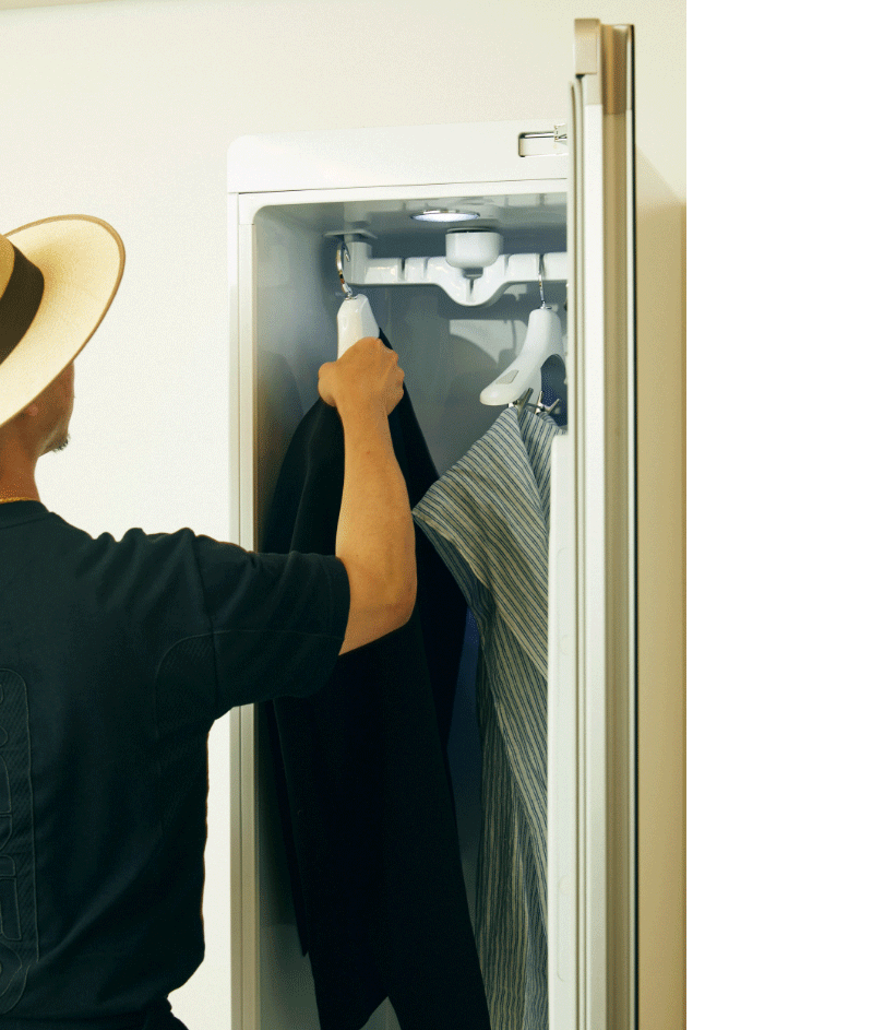 「若い時は奇抜であれば奇抜であるほど良かったし、バンドマンだったんでやっぱりロックバンドからインスピレーションを受けることが多かったですよね。今は、地球環境やサスティナビリティをより深く考えるようになりましたし、それに伴い良いモノを長く着たいという視点から選ぶようになりました。となると、中にはケアが難しい素材も出てくる。