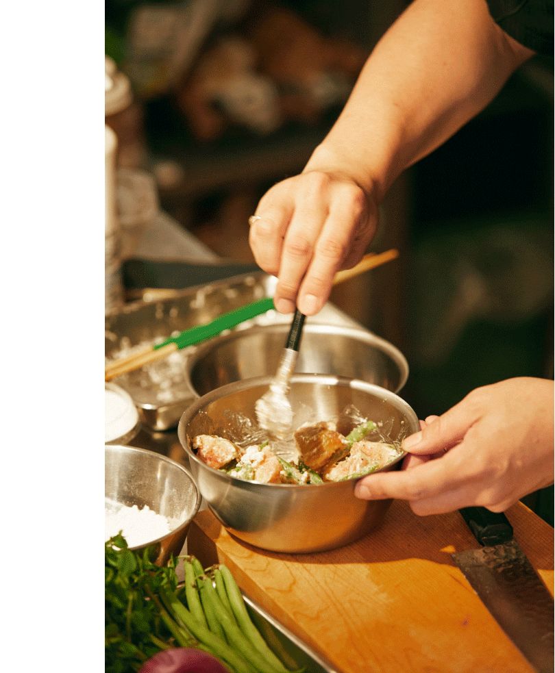 音楽一家の元に生まれた子供が音楽の道を志すとも、スポーツ選手の子供が親と同じスポーツを目指すとも限らない。それと一緒で、当時はそこまで料理に深く興味をもっていなかったとか。ただ、25歳の時に上京したことがきっかけで状況は変わっていく。