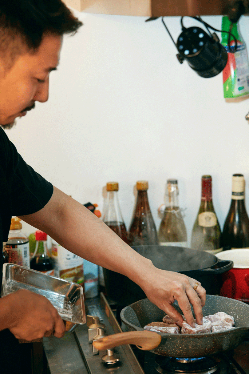 「料理よりむしろ音楽にのめり込み、バンド活動をしながらアパレルも作ってみたいと朧げながら考えていました。それで、上京後にフォトグラファーやエディター、ライターといったファッション関係の方々と知り合い、ホームパーティーも頻繁にしていたんです。そこで作った料理を、幸也飯というハッシュタグを付けて彼らがSNSで発信してくれたんですよね。それがすごい反響で、だったらと料理の道を考えるようになりました」。