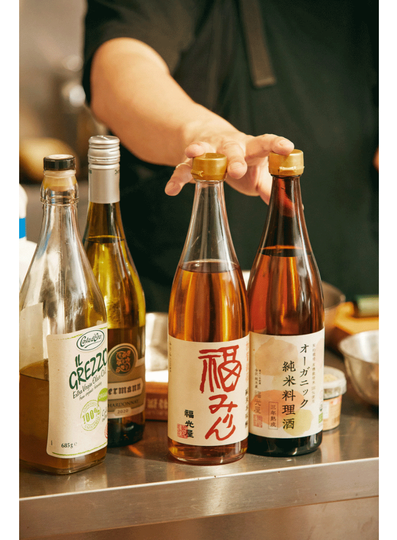 「こちらは、創業400年を数える老舗の料理酒。製法、水と、どれもがこれまで見てきたものとまったく違います。長い年月をかけて山から流れてくる水をベースに使い、一般的な本味醂の醸造期間よりも長く、約9ヶ月かけて仕込み、完熟醗酵させています。味噌、醤油、みりんといった、日本人がずっと食べ続けてきたものに関しては、正しい知識でもって自分に合うものを選んだ方がいいと僕は考えていて、実際にこちらの料理酒も交えて食べ比べ会もしました。もうその差は歴然ですね。以降、惚れ込んでしまいずっと使い続けています」。