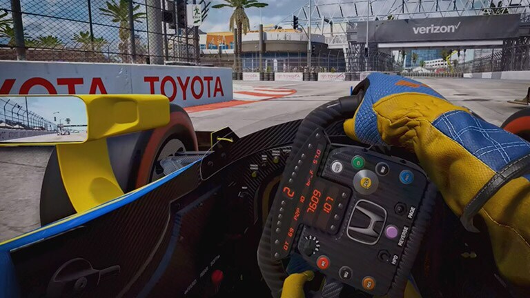 ビデオ再生ボタンがあるレーシングゲームのシーン。
