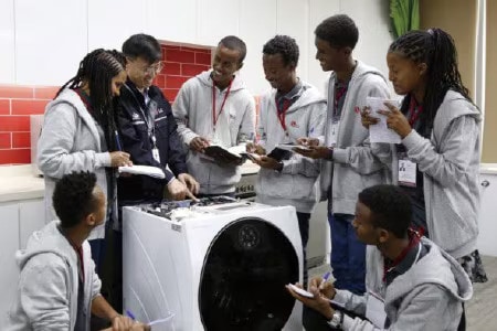 青少年支援プログラムの一環として「LG-KOICA HOPE TVETカレッジ」を設立