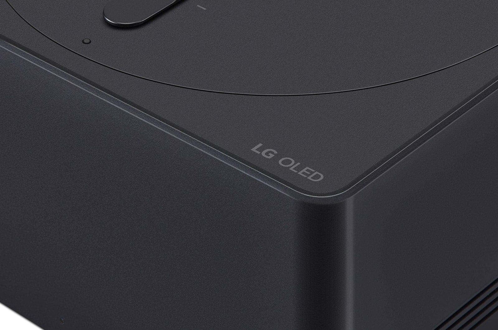 エッジのLG OLEDのロゴを撮影したZero Connect Boxのクローズアップ画像