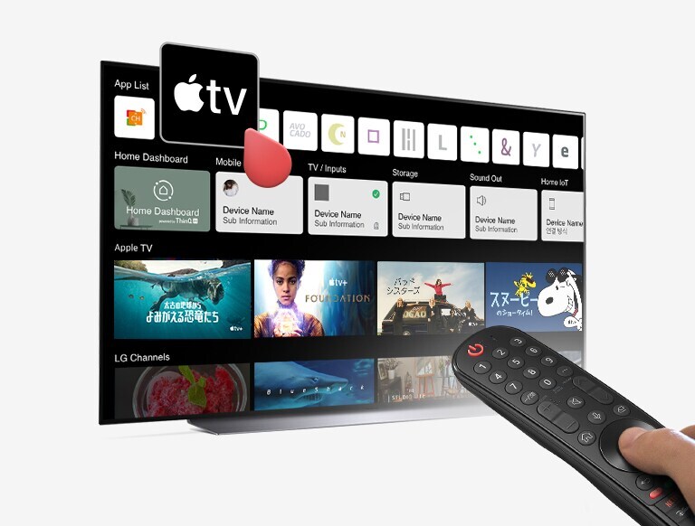 LGのマジックリモコンを手に持ってApple TV+にアクセスする様子の画像