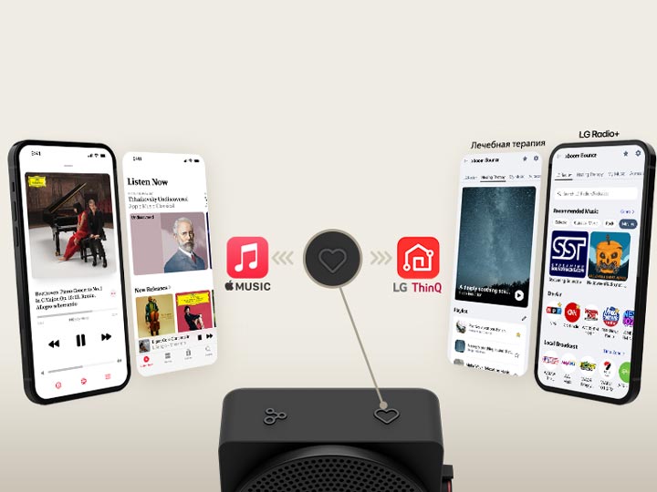 Слева показаны экраны приложения Apple Music, а справа – экраны приложения LG ThinQ, подчеркивающие воспроизведение одним касанием с помощью «Моя кнопка» на колонке LG xboom Mini.