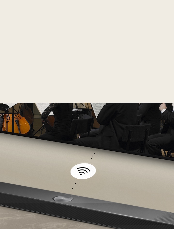Саундбар LG Soundbar под телевизором LG TV крупным планом. Символ подключения находится между саундбаром LG Soundbar и телевизором LG TV, на котором показана беспроводная работа WOWCAST.
