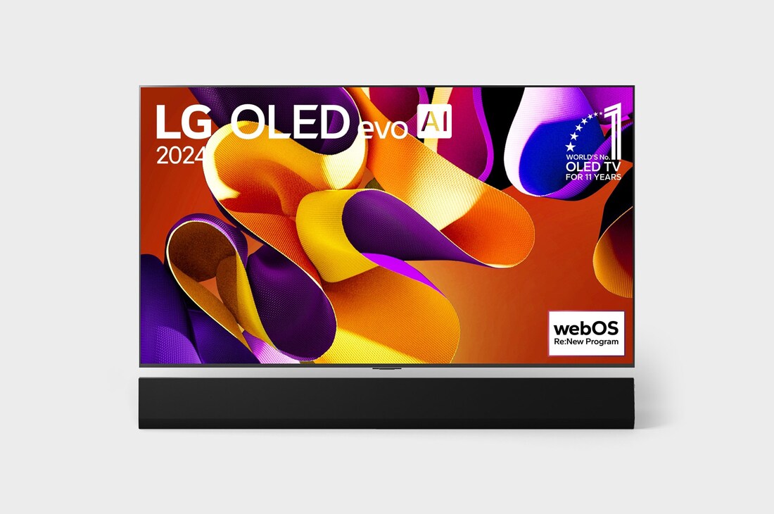 Вид спереди на телевизор LG OLED evo c искусственным интеллектом, OLED G4, эмблему «OLED №1 в мире в течение 11 лет» и логотип программы webOS Re:New Program на экране, а также на расположенную ниже звуковую панель