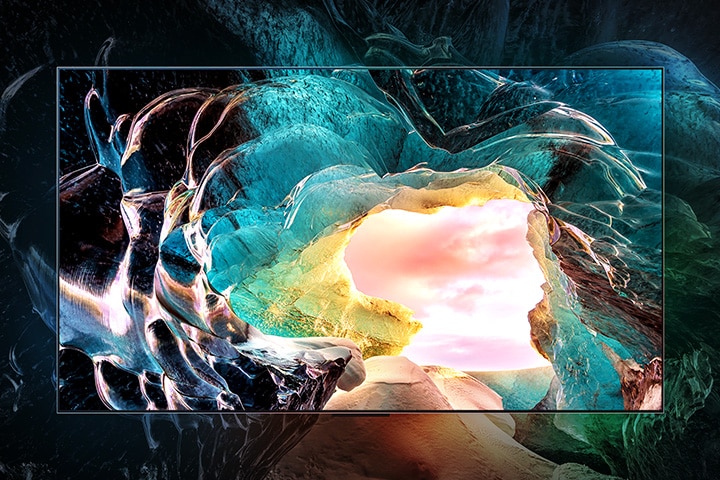 На экране телевизора LG OLED M5 TV показан внутренний вид пещеры с небом, виднеющимся на выходе. Впечатляющая детализация демонстрирует визуально безупречное качество 4K. 