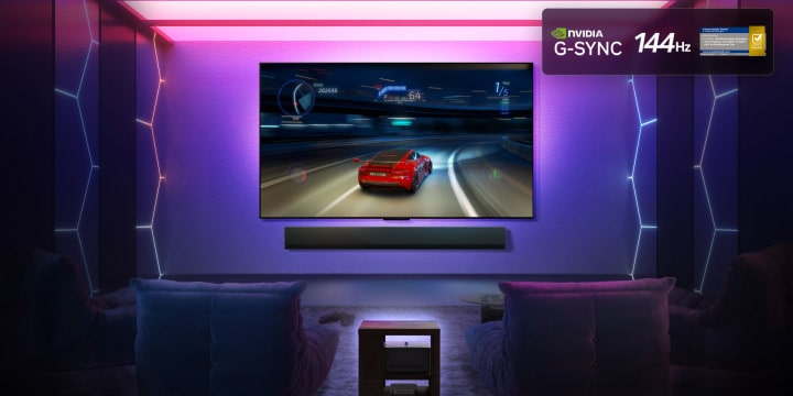 На экране телевизора LG OLED M5 TV играют в игру, демонстрируя плавный и беспроблемный игровой процесс. Видна приставка для нулевого подключения, которая хорошо вписывается в интерьер комнаты. Видны логотипы Nvidia G-Sync, 144 Гц и сертификат Intertek, подтверждающий время отклика 0.1 мс. Видны игровые сертификации.