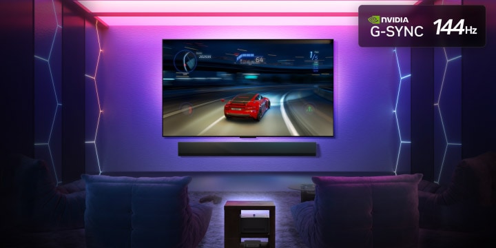 На экране телевизора LG OLED M5 TV играют в игру, демонстрируя плавный и беспроблемный игровой процесс. Видна приставка для нулевого подключения, которая хорошо вписывается в интерьер комнаты. Видны логотипы Nvidia G-Sync и 144Hz. Видны игровые сертификации. 