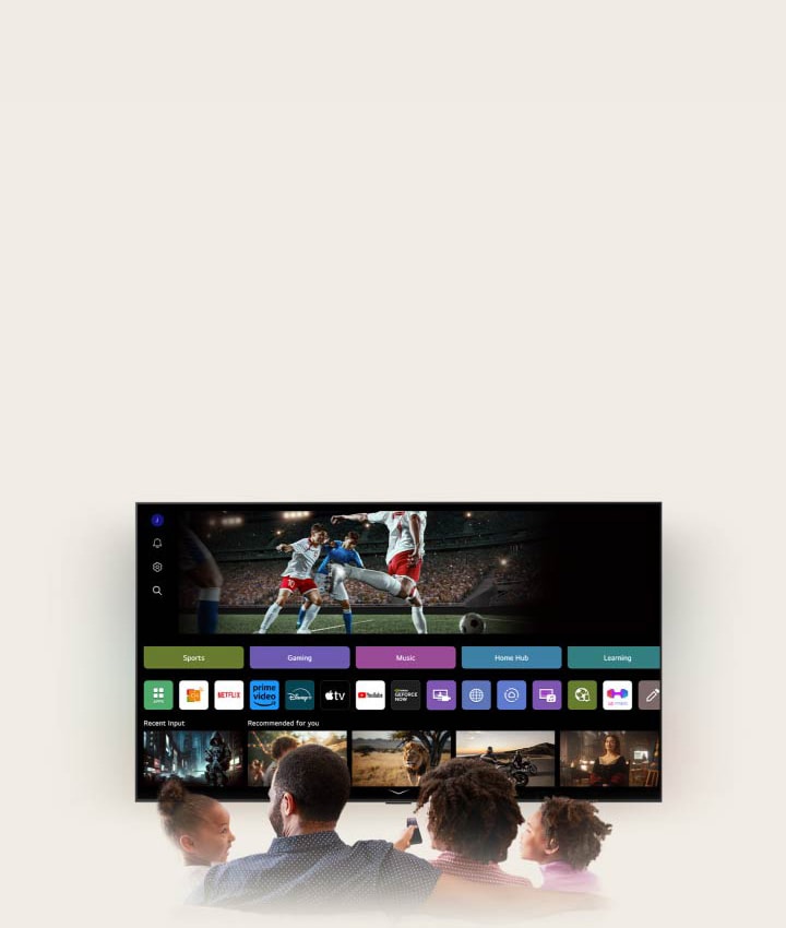 Семья из четырех человек собралась вокруг телевизора LG AI TV. Вокруг имени человека, держащего пульт, появляется круг. Демонстрируется, как AI Voice ID распознает голосовую сигнатуру каждого пользователя. Интерфейс webOS затем показывает, как ИИ автоматически переключает аккаунт и предлагает персонализированный контент.