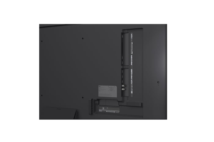 Крупный план экрана телевизора LG TV, показывающего, как работает поиск AI Search. Открывается маленькое окно чата, которое показывает, как пользователь спрашивает о доступных спортивных играх. Поиск AI Search генерирует ответы в чате, показывая пиктограммы доступного контента. Также есть подсказка для запроса с Microsoft Copilot. 