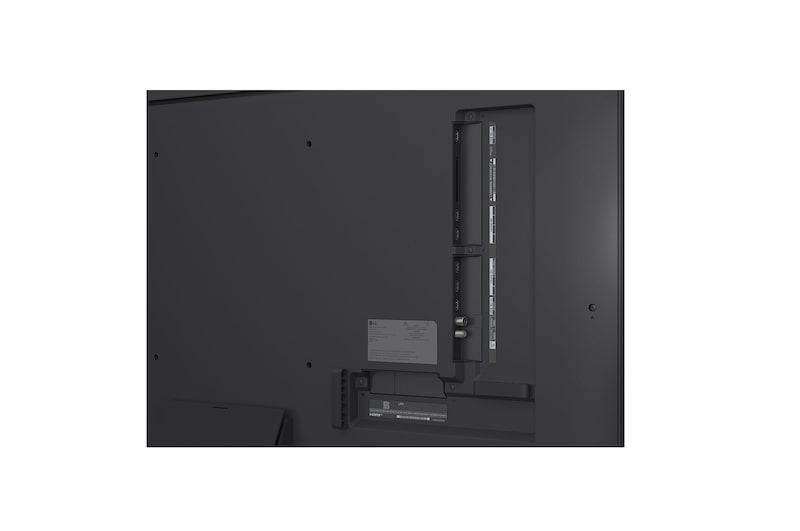 Крупный план экрана телевизора LG TV, показывающего, как работает поиск AI Search. Открывается маленькое окно чата, которое показывает, как пользователь спрашивает о доступных спортивных играх. Поиск AI Search генерирует ответы в чате, показывая пиктограммы доступного контента. Также есть подсказка для запроса с Microsoft Copilot. 