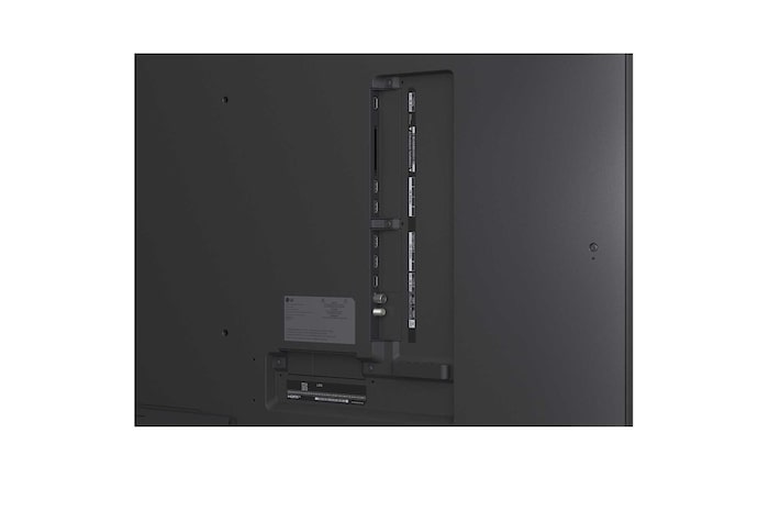 Крупный план экрана телевизора LG TV, показывающего, как работает поиск AI Search. Открывается маленькое окно чата, которое показывает, как пользователь спрашивает о доступных спортивных играх. Поиск AI Search генерирует ответы в чате, показывая пиктограммы доступного контента. Также есть подсказка для запроса с Microsoft Copilot. 