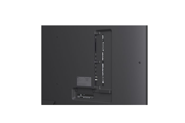 Крупный план экрана телевизора LG TV, показывающего, как работает поиск AI Search. Открывается маленькое окно чата, которое показывает, как пользователь спрашивает о доступных спортивных играх. Поиск AI Search генерирует ответы в чате, показывая пиктограммы доступного контента. Также есть подсказка для запроса с Microsoft Copilot. 