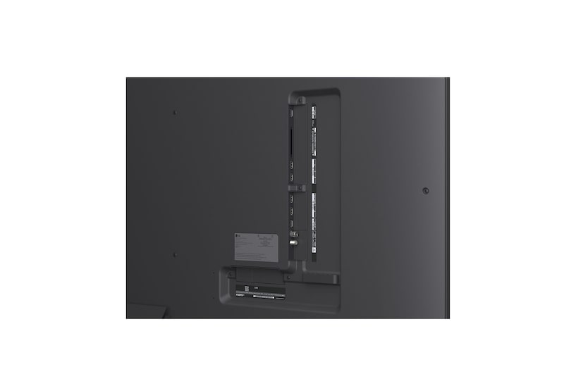 Крупный план экрана телевизора LG TV, показывающего, как работает поиск AI Search. Открывается маленькое окно чата, которое показывает, как пользователь спрашивает о доступных спортивных играх. Поиск AI Search генерирует ответы в чате, показывая пиктограммы доступного контента. Также есть подсказка для запроса с Microsoft Copilot. 