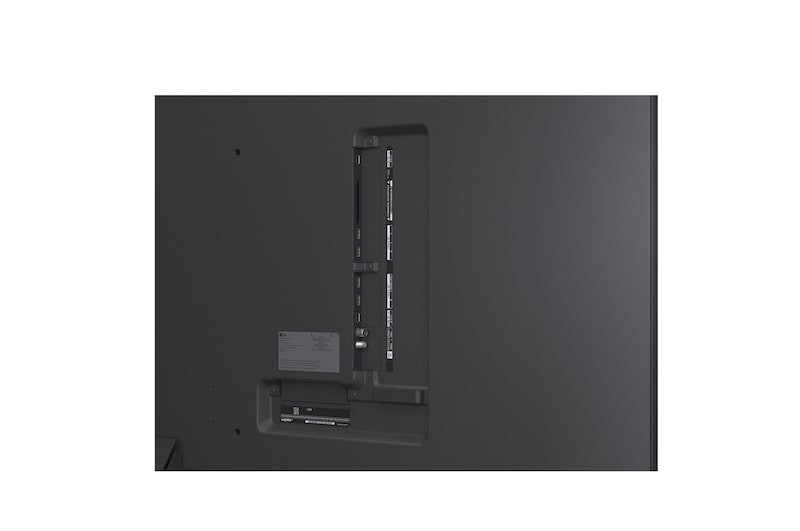 Крупный план экрана телевизора LG TV, показывающего, как работает поиск AI Search. Открывается маленькое окно чата, которое показывает, как пользователь спрашивает о доступных спортивных играх. Поиск AI Search генерирует ответы в чате, показывая пиктограммы доступного контента. Также есть подсказка для запроса с Microsoft Copilot. 