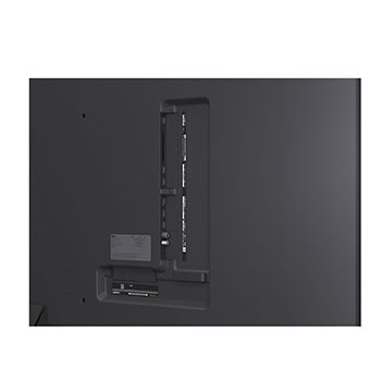 Крупный план экрана телевизора LG TV, показывающего, как работает поиск AI Search. Открывается маленькое окно чата, которое показывает, как пользователь спрашивает о доступных спортивных играх. Поиск AI Search генерирует ответы в чате, показывая пиктограммы доступного контента. Также есть подсказка для запроса с Microsoft Copilot. 