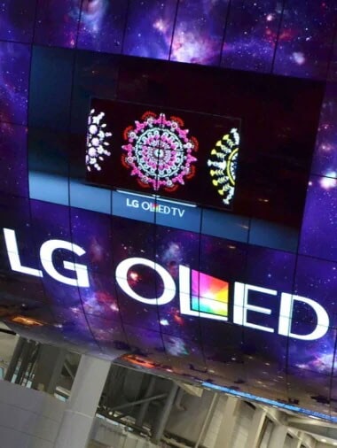 Изогнутый экран установки OLED с надписью "LG OLED"
