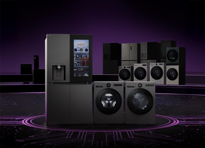 Линейка бытовой техники LG, включая холодильники, стиральные машины, сушильные машины и кухонную технику, представлена на темной сцене с полом, украшенным узором в виде печатной платы