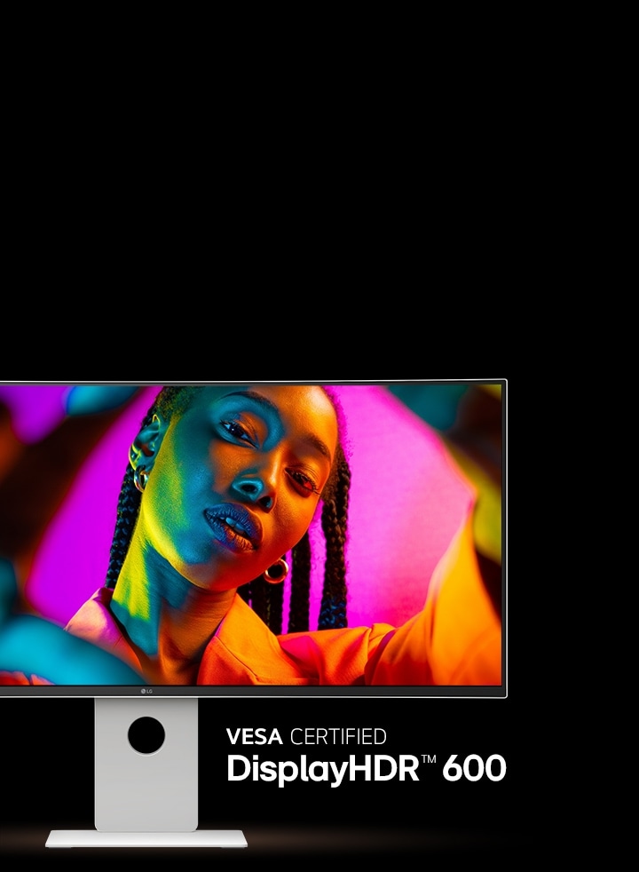 Фронтальный вид монитора UltraFine с изображением девочки, демонстрируется точность воспроизведения цвета.