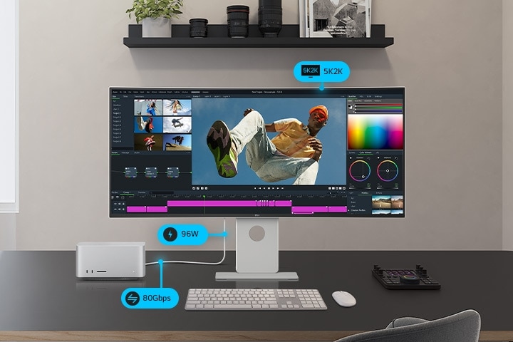 Монитор UltraFine с программой на экране стоит рядом с меньшим по размеру монитором, ПК и запоминающим устройством, подключенными к нему с помощью кабелей, что демонстрирует возможность подключения нескольких устройств.