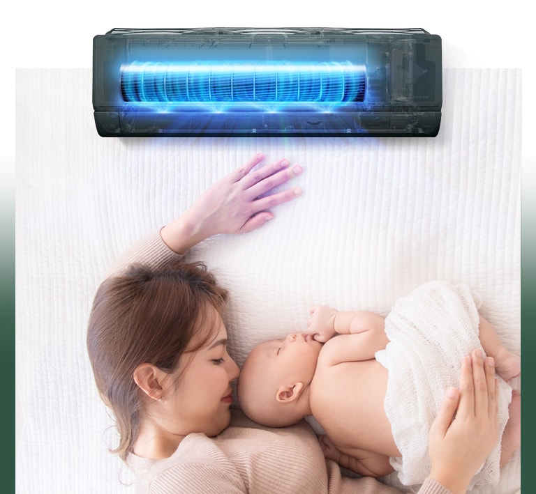 На изображении - кондиционер LG ARTCOOL Objet Collection над спящими мамой с ребенком. Вентиляторы выделены синим цветом, чтобы показать УФ-светодиод, который удаляет бактерии.