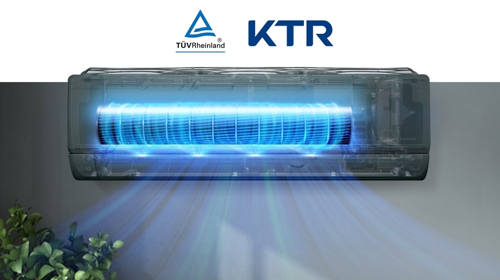 На изображении показан вид спереди кондиционера, установленного на стене. Передняя часть устройства видна насквозь, и она включается, чтобы показать внутреннюю работу. Вентиляторы выделены синим цветом, чтобы показать УФ-светодиод, который удаляет бактерии. Воздух выходит из машины. Логотипы TUV и KTR отображаются в верхней части изделия.