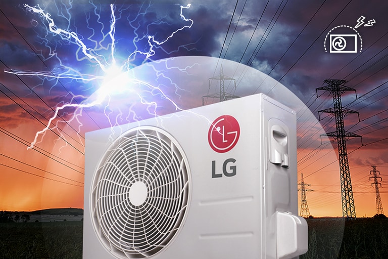 Наружный блок кондиционера LG, который находится снаружи дома, показан на фоне темного неба с молниями. Логотип LG можно увидеть сбоку от двигателя.