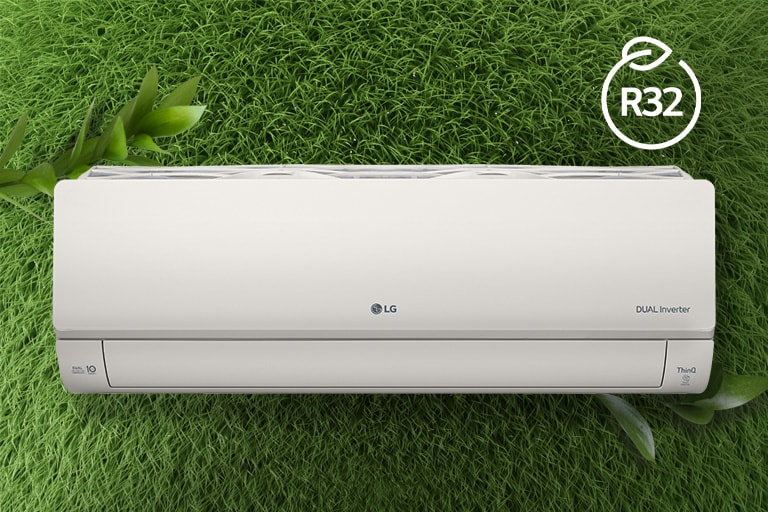 Le climatiseur LG s’installe sur un mur d’herbe. Le logo R32 pour l’efficacité énergétique se trouve dans le coin supérieur droit.