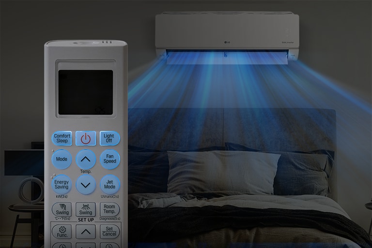 Une image sombre d’un lit dans la nuit montre le climatiseur installé sur le mur et de l’air bleu soufflant au-dessus du lit. Au premier plan, la partie avant de la télécommande comporte les boutons et indique la température. Ils sont mis en évidence par la couleur bleue pour une meilleure visibilité dans l’obscurité.