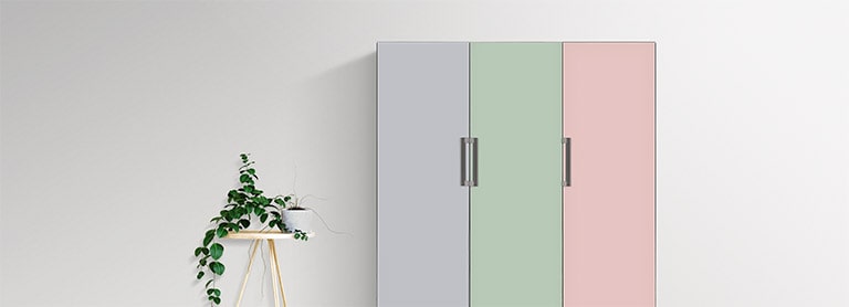 Бежевая морозильная камера, розовый и серебристый кухонные шкафы объединены с помощью сменной дверной ручки.