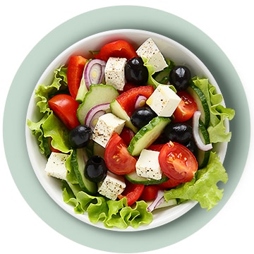 Зеленые овощи и свежие ингредиенты выложены на тарелку.